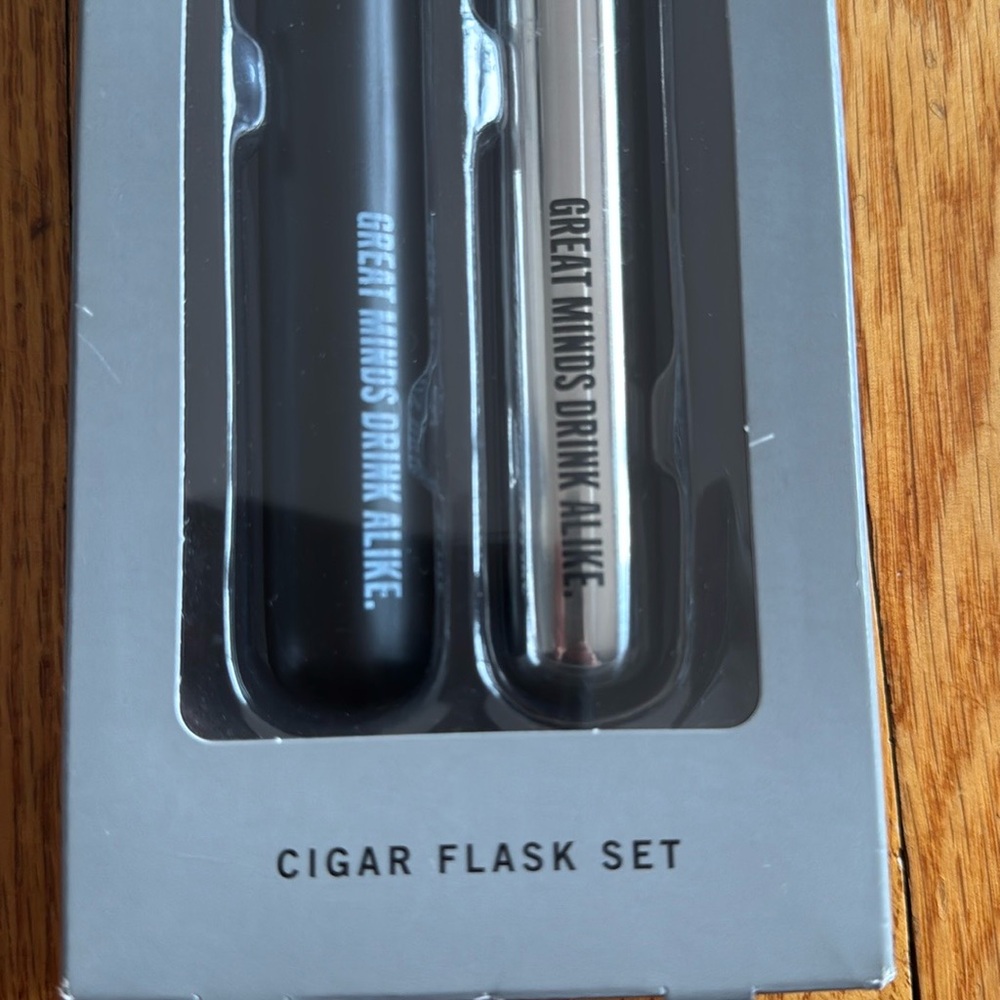 ✨3/$10 Kenneth Cole Reaction Cigar Flask Set - Picture 2 of 2